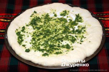 Змастити тісто соусом
