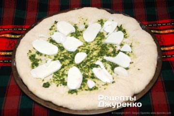 викласти шматочки моцарели