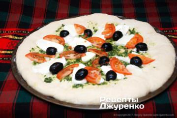 Розкласти помідор і оливки