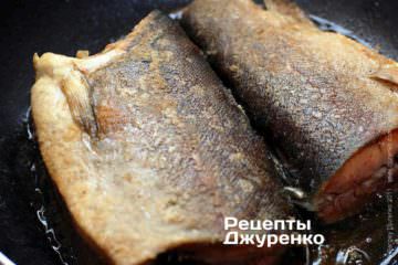 Обжарить форель со всех сторон