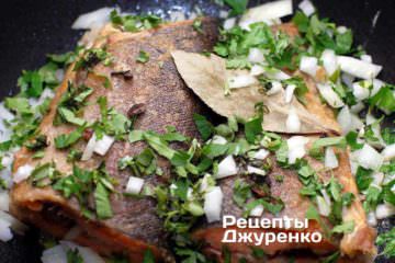 Добавить к форели специи и зелень