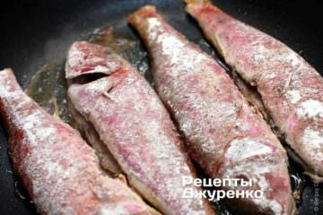 Обвалять барабульку в муке