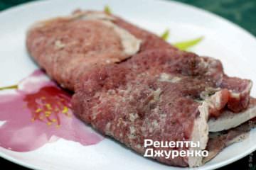 Обмазать эскалопы чесноком и дать полежать пол часа Обмазать эскалоп чесноком и дать полежать пол часа