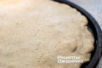 Защипати край фокаччи і наколоти виделкою тісто Защипати край фокаччи і наколоти виделкою тісто