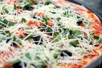 Посипати піцу тертим пармезаном