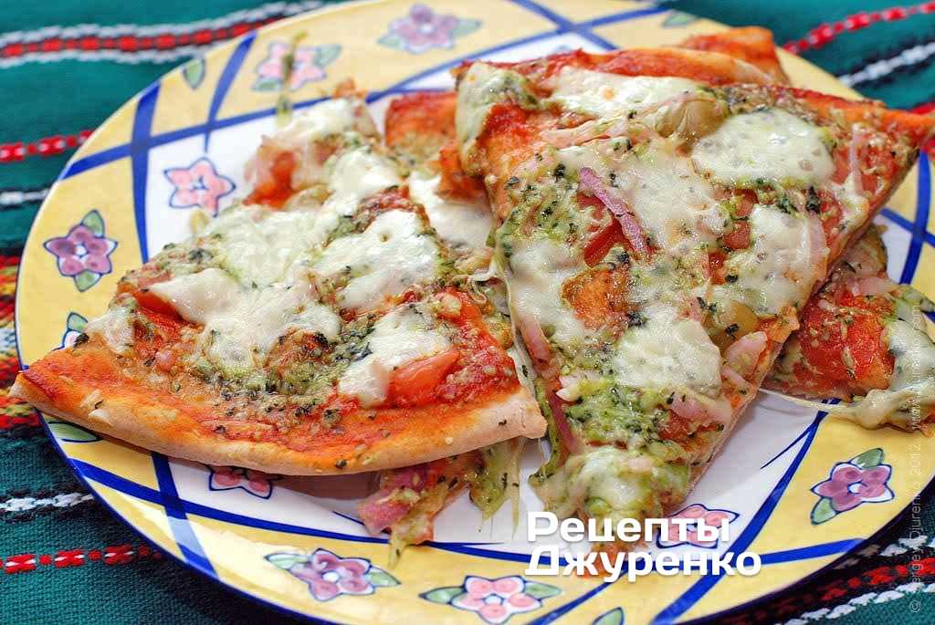 Пицца с луком и оливками.