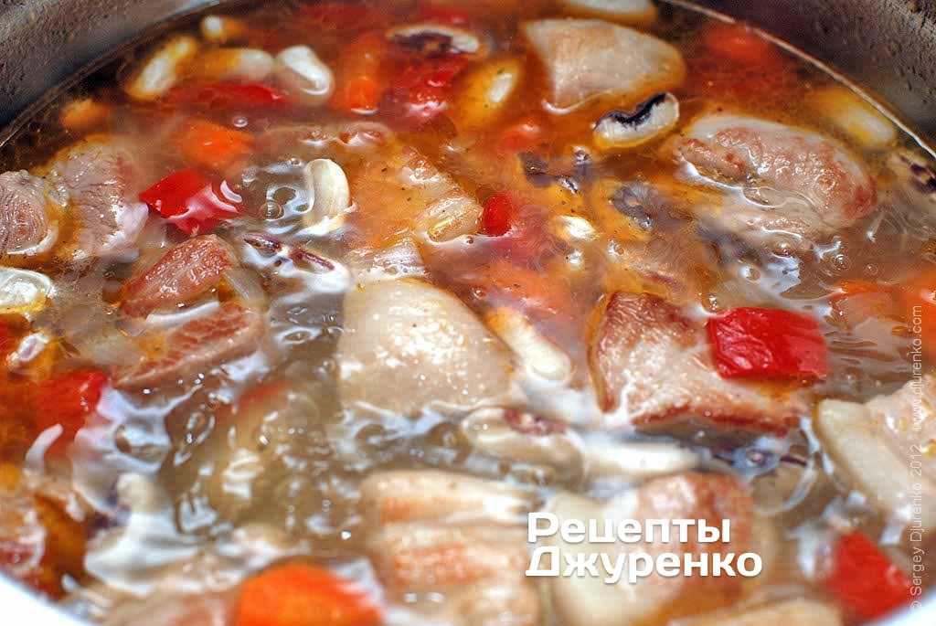 Зварити квасолю в супі до готовності.