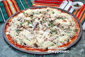 Посыпать пиццу тертым пармезаном Посыпать пиццу тертым пармезаном