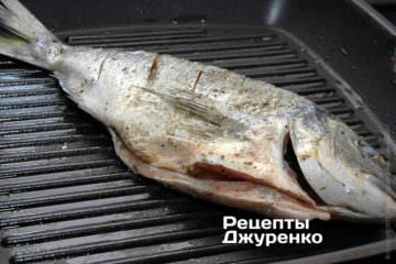 Зручно смажити рибу на сковороді-гриль