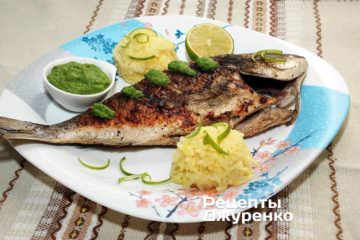 Викласти рибу і рис на тарілку. Додати соус