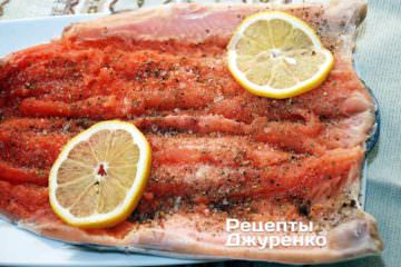 Посыпать рыбу изнутри специями