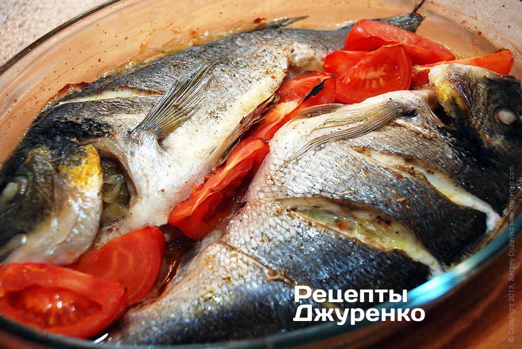 Поставити форму з рибою в розігріту до 200-210 градусів духовку. Запікати 30 хвилин.