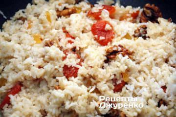 Накрыть сотейник с рисом крышкой и оставить на слабом огне
