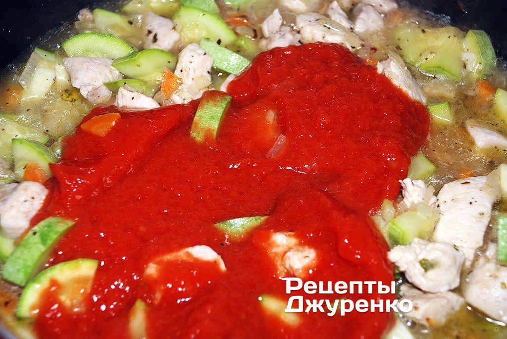 Додати в томатний суп приготоване томатне пюре і 1 ч. л. цукру.