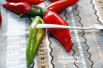 Далі треба очистити перець від насіння