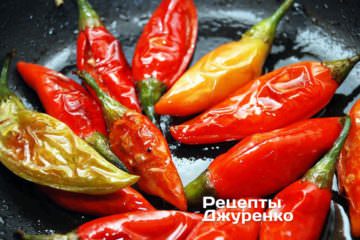 Накрити сковорідку кришкою і дати перцям потомитися на маленькому вогні 10 хвилин