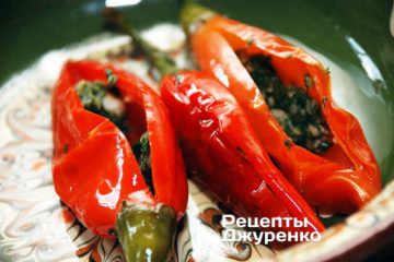 Дати перцям трохи охолонути і начинити їх підготовленою сумішшю кропу і часнику