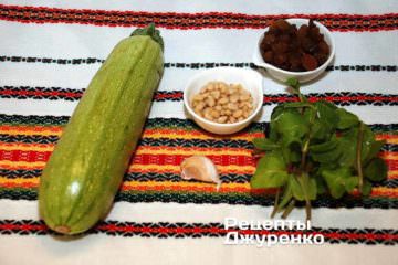 Кабачок, родзинки, м'ята, горішки та часник