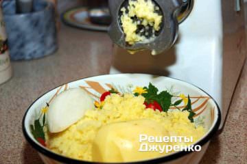 Измельчить очищенные картофель и луковицу