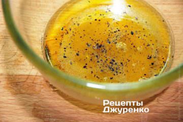 За своєю суттю заправка для салату з апельсинами - соус вінегрет. Оливкова олія зі спеціями і оцтом
