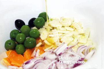 Вилити приготовлену заправку в салат