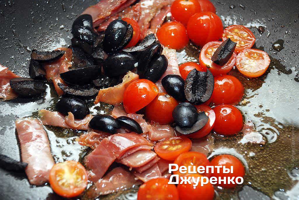 Додати розрізані навпіл дрібні помідори «чері» і нарізані на кружечки або четвертинки чорні маслини без кісточок.