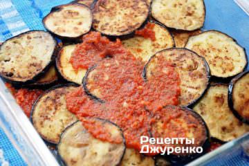 На сковорідку вилити томатне пюре, додати подрібнену зелень з часником. Посолити і поперчити, додати 1 ч.л. цукру