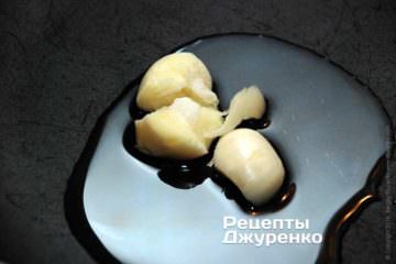 Зубчик часнику очистити розплющити колодкою ножа. Обсмажити часник на маслі протягом 2-3 хв