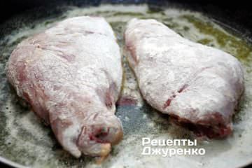 Обсмажити шматки кролика на маслі з двох боків до утворення рум'яної скоринки