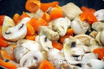 Добавить к филе нарезанные грибы и сладкий перец