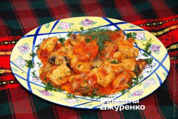 Готовое куриное филе с грибами выложить на тарелку и посыпать мелко нарубленной зеленью укропа