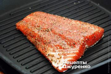 Рибу покласти на сильно розігріту сковорідку шкірою вниз