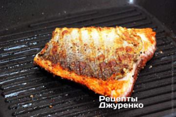 Потім рибу перевернути і смажити ще 5 хв