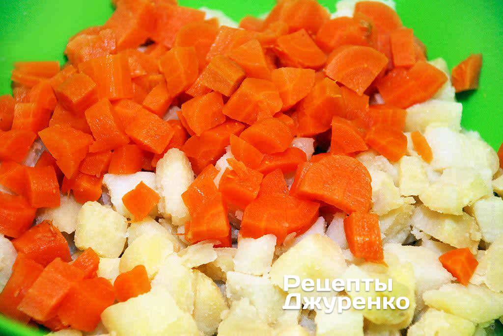 Відварені морквину і картоплю очистити і нарізати однаковими кубиками.