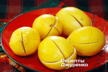 Надрізати кожен лимон навхрест по вертикалі на дві третини