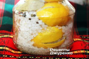 Банку по самий верх засипати сіллю