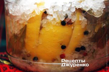 Банку герметично закрити кришкою і поставити в темне місце
