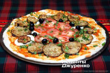 разложить оливки и перец