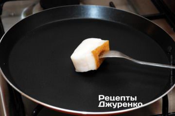 Смазать горячую сковородку кусочком сала