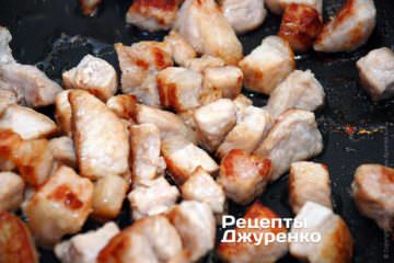 Обжариваем мясо до появления золотистой корочки