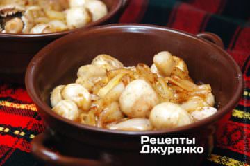 Сверху выложить лук и грибы