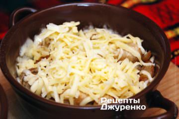 Посыпать мясо натертым сыром