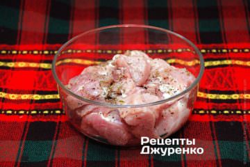 Поставити свинину зі спеціями в холодильник