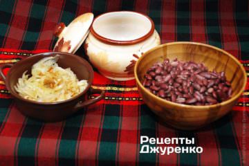Квасоля і цибулю буде готуватися в великому керамічному горщику