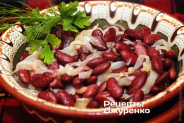 Перекласти квасолю з цибулею на тарілки