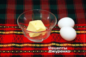 Яйца и масло для соуса