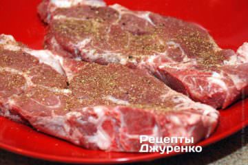 Посолити і поперчити з обох сторін, посипати меленим коріандром
