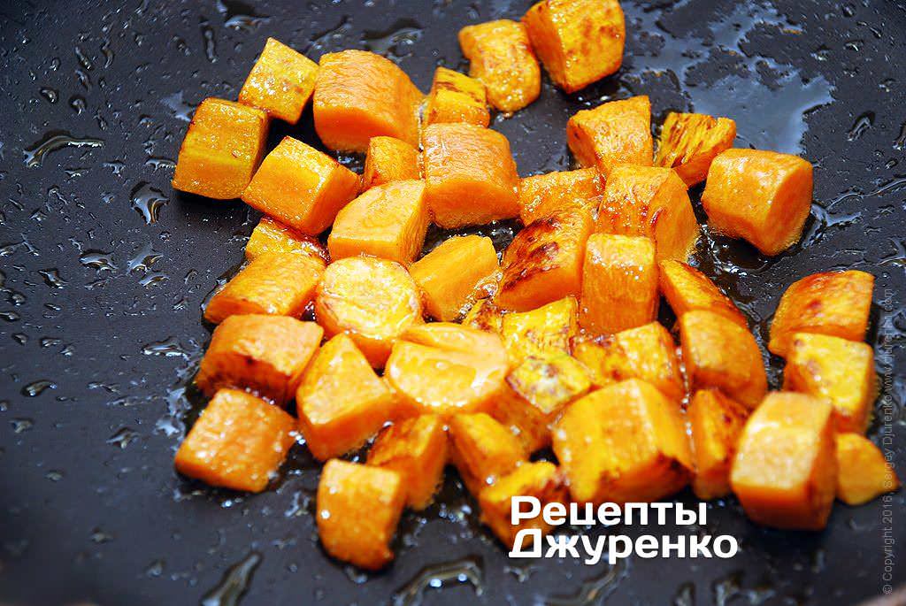 Обжарить морковку на оливковом масле до румяного оттенка.