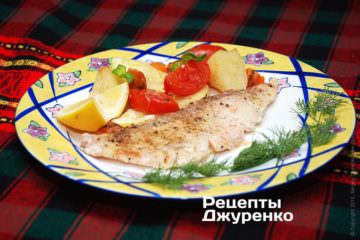 Выложить филе на тарелку, добавить гарнир из овощей