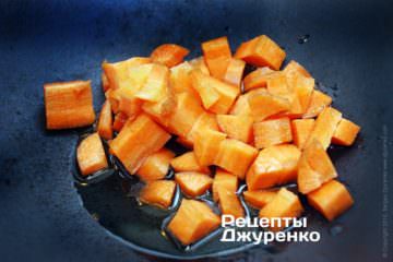 Обжарить морковку